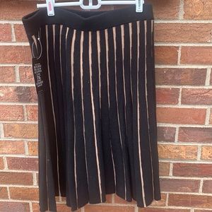 Knitted full skirt black & beige